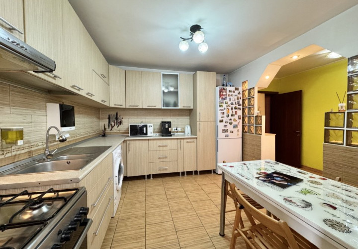  De Vanzare Apartament 3 Camere Rahova  Stradal, Vedere Spate, Anvelopat