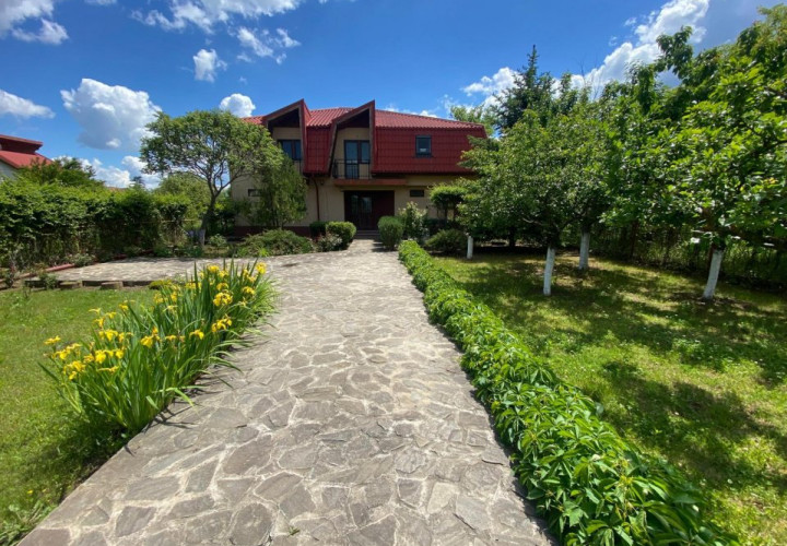 Casa cu buncar si curte de 1935mp