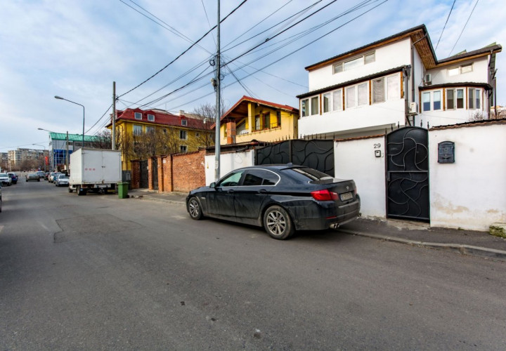 Vila 6 camere ideala pentru birouri cat si rezidential, 5 min metrou